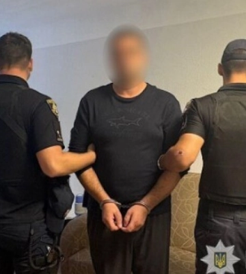 Пограбування у підʼїзді: слідчі Дніпра повідомили про підозру зловмиснику