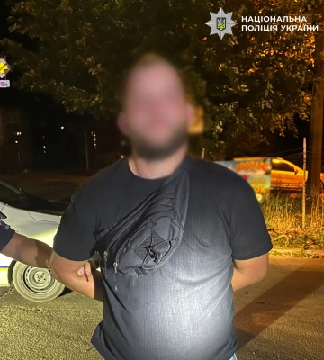 У Києві затримано зловмисника, який спровокував вуличний конфлікт та пограбував жінку