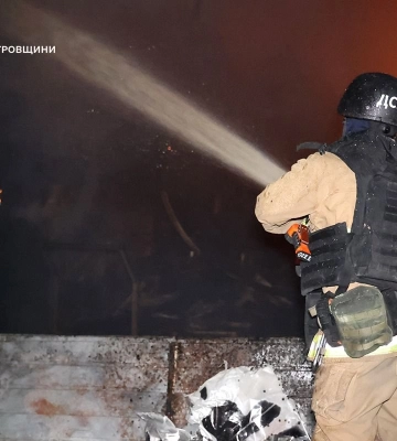 У місті згорів останній будівельний супермаркет мережі: кадри атаки по Дніпропетровщині