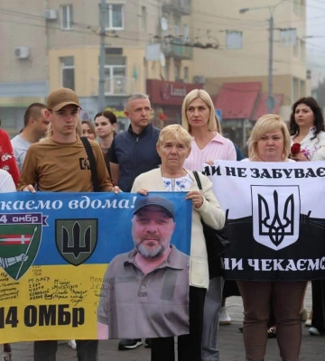 У Луцьку відкрили фотостенд «Живемо з надією. Пам’ятаємо. Чекаємо» зі світлинами безвісти зниклих воїнів