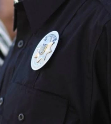 На Львівщині 13-річна дівчина на очах в очевидців жорстоко побила 12-річного хлопця: поліція встановлює обставини