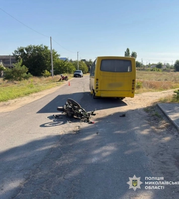 На Миколаївщині два мотоцикли врізалися в автобус: у ДТП постраждали двоє підлітків