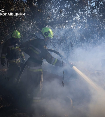 Дорога залита пивом: под Николаевом фура с пенным напитком влетела в пожарную машину (видео)