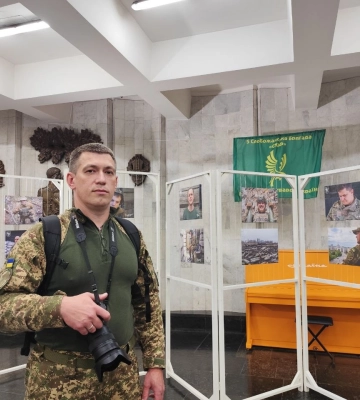 «Погляд. Побратими. Долі»: у харківському метро відкрилася фотовиставка про захисників (фото, відео)