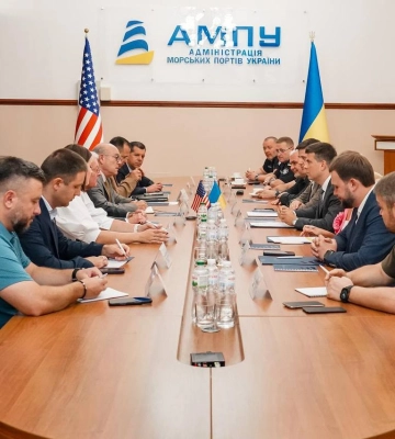 Кіт Келлог прибув до України та відвідав Одеський порт