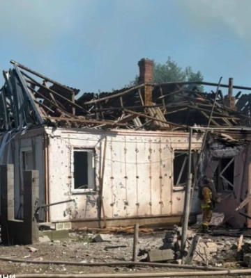 На Донеччині після російських обстрілів з-під завалів дістали тіло загиблої