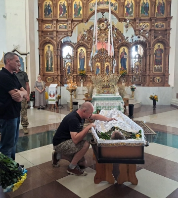 Медики боролися за його життя, але врятувати воїна не вдалося: на Волині поховали Героя Валентина Колочуна