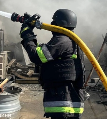 У Голосіївському районі Києва ліквідували пожежу після ранкового обстрілу РФ