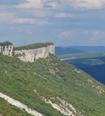 В Крыму на Мангупе зафиксировали серьезный пожар