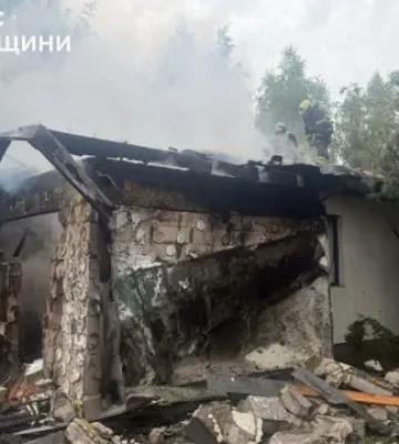 В Голосеевском районе Киева повреждено кафе в результате падения обломков: возможно, есть пострадавшие