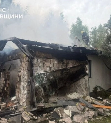 У Голосіївському районі Києва через падіння уламків дронів пошкоджене кафе