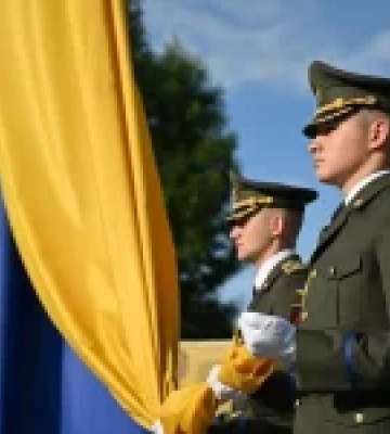 У Львові захисниця Маріуполя Еліна Мединіна підняла Прапор Надії на підтримку полонених і зниклих безвісти