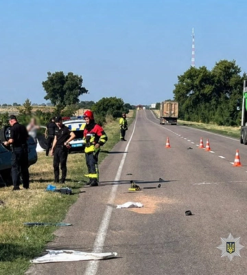 На Одещині легковик наздогнав вантажівку: внаслідок ДТП один чоловік загинув, інший у лікарні