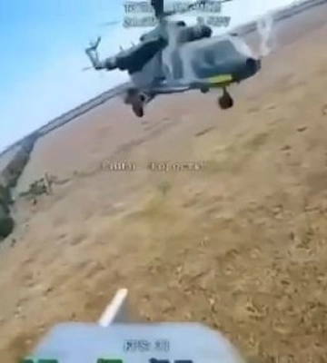 Пилот вертолета Ми-17 маневром уклонился от FPV-дрона РФ в нескольких сантиметрах от рулевого винта. ВИДЕО