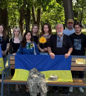В одному з парків Дніпра встановили меморіальну табличку на честь полеглих Захисниць України