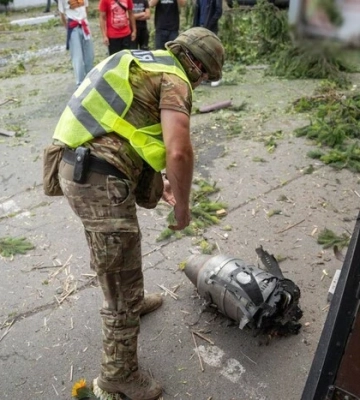 Уламки «Шахеда» впали біля житлових будинків у центрі Києва: перші деталі