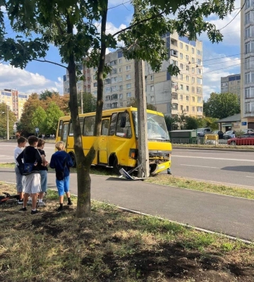 На Сихові у Львові автобус врізався у стовп: є потерпілі
