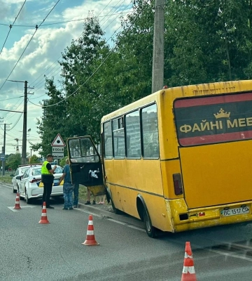 На Сихові у Львові автобус врізався у стовп: є потерпілі