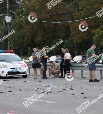 Зіткнулися автомобіль та два мотоцикли: у Дніпрі сталася ДТП