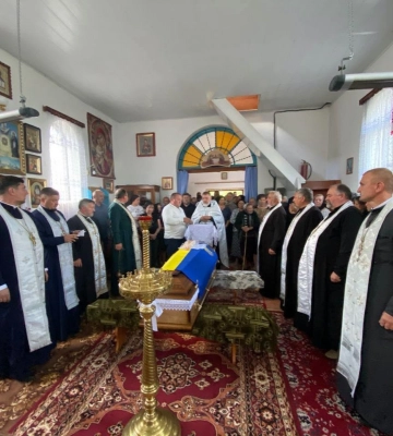 Понад 5 місяців чекали на диво: на Волині попрощалися із загиблим воїном Вадимом Королюком