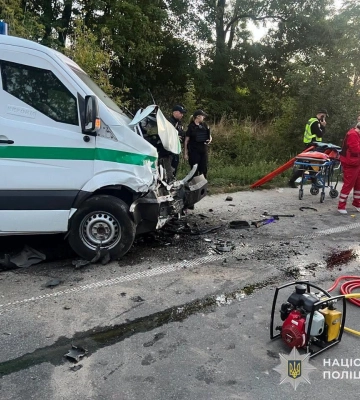 На Львівщині внаслідок зіткнення інкасаторського бусика та легковика поранені 7-ро людей. ФОТО