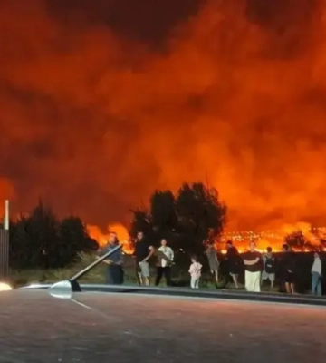 Палає відомий російський курорт: пожежу видно з космосу 
