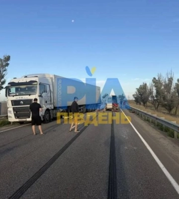 Чудом не взорвались газовые баллоны: под Мелитополем фура столкнулась с микроавтобусом