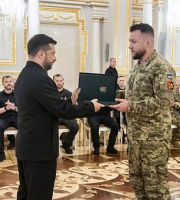 Командира батальона 129 бригады Кривого Рога Евгения Дудку наградили Крестом боевых заслуг
