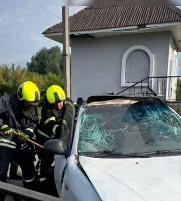 На Чернігівщині потяг протаранив легковик, пораненого водія якого діставали рятувальники. ФОТО