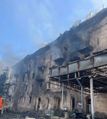 Видео: россияне разрушили подъезд многоэтажного дома в Славянске