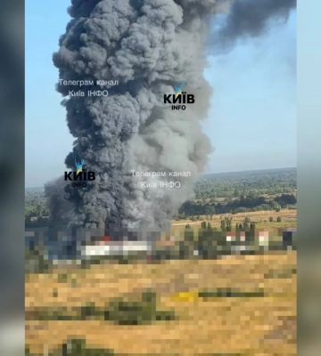 В Деснянском районе Киева из-за атаки БПЛА горят складские помещения