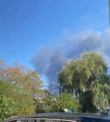 В Деснянском районе Киева горят склады после атаки: виден столб дыма