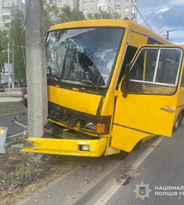Троє пасажирів у лікарні: на вулиці Зубрівській у Львові автобус врізався в електроопору