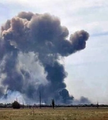 Крупный пожар вспыхнул возле аэродрома оккупантов в Джанкое: в зону возгорания попали склад горючего и автопарк. ФОТО
