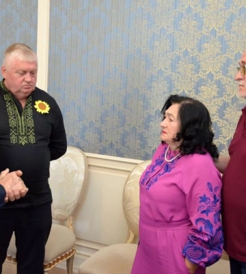 «Немає слів, які здатні цей біль забрати»: у Кропивницькому для родин полеглих захисників показали виставу «Мами» 