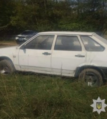Без акумулятора і бензину, але його все одно викрали: на Тячівщині 19-річний хлопець «відбуксирував» ВАЗ до іншого села