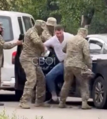 «Незаконне позбавлення волі або викрадення людини»: у Кривому Розі  люди у формі витягли таксиста з машини та «задули» його балончиком