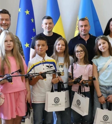 Діти з Львівщини назбирали 42 тисячі гривень на дрони для військових, продаючи лимонад