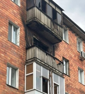 Російський дрон влучив у 5-поверхівку у Сумах: минулося без постраждалих. ФОТО