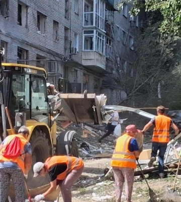 В Ізюмі комунальники не встигають за обстрілами: у черзі 20-30 дахів