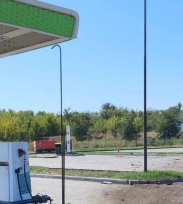 Рашисты ударили по АЗС в Одесской области, возник пожар (, )