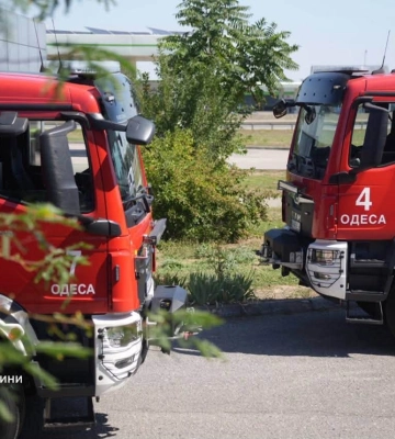 Рашисти вдарили по АЗС на Одещині, виникла пожежа (, )