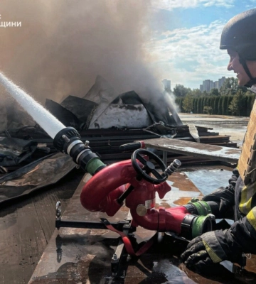 Атака на Киевщину: в результате удара рф возросло число пострадавших, разрушен склад «Varus»