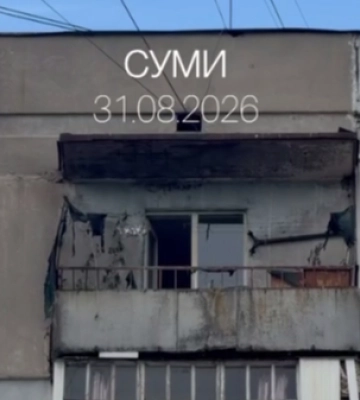 Пожар и двое пострадавших: россияне атаковали многоэтажку в Сумах