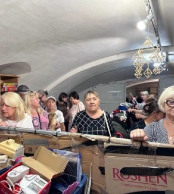 Підгузки, продукти, одяг та крісла колісні: яку допомогу отримали переселенці в Ужгороді за серпень