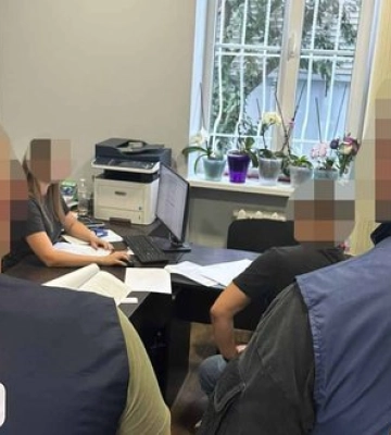 Двоє працівників СБУ за $33 тис. організували схему переправлення військовозобов’язаних за кордон, - ДБР