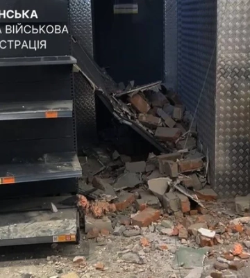 Россия атаковала супермаркет в Херсоне: дрон попал в крышу торгового зала