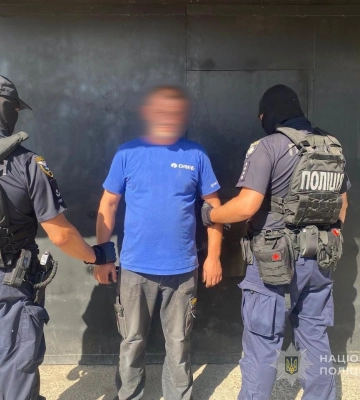 У Луцьку поліцейські виявили у чоловіка схрон зброї та боєприпасів. ФОТО