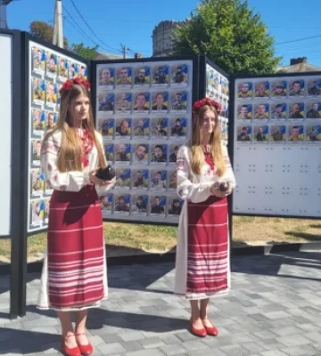 В Остроге открыли "Доску надежды": почти 200 портретов пропавших без вести защитников