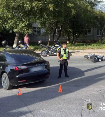 На Хмельниччині зіткнулися автомобіль «Tesla» та мотоцикл «Honda», є поранений, - поліція